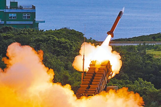 美国军火商雷神公司疑涉高报军售价格，国防部挨轰助纣为虐，图为爱国者二型（PAC-2）防空飞弹。（本报资料照片）
