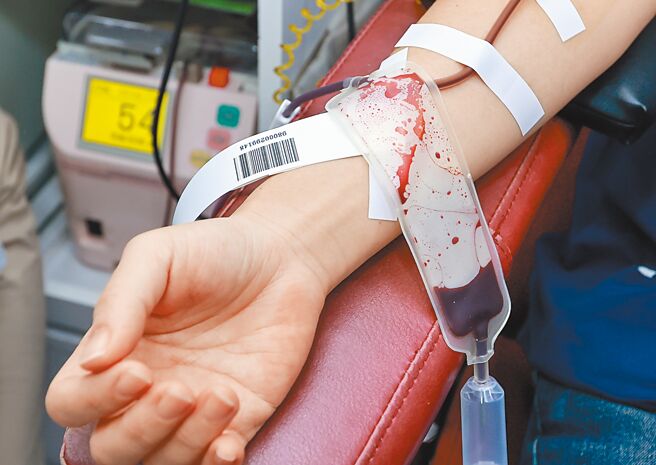 血液基金会统计，截至3日，全台血小板库存量只能用1.9天。图为民眾挽袖捐血。（本报资料照片）