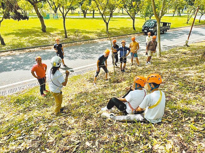 花蓮縣政府與東華大學合作，首度規畫原住民山域嚮導培訓課程，傳授族人山域專業知識及實務操作技能，藉此強化族人就業競爭力，提升原民經濟發展。（花蓮縣政府提供／羅亦晽花蓮傳真）