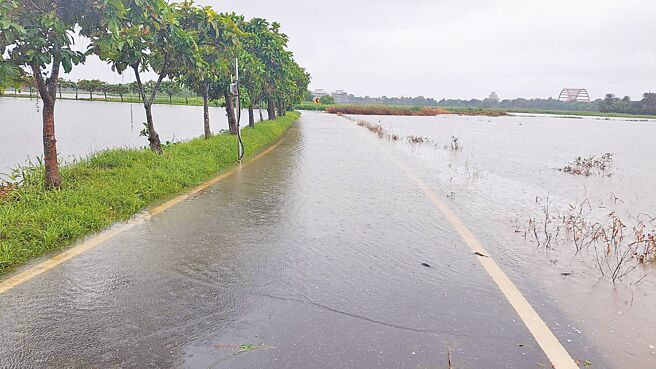 宜蘭縣政府在全縣設置80處淹水感測器，山陀兒颱風來襲，截至3日中午就有10處因淹水觸發感測器，讓縣府充分掌握水情。圖為五十二甲溼地旁道路設有淹水感測器。（宜蘭縣政府提供／李忠一宜蘭傳真）