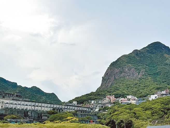 新北市瑞芳区金瓜石一处「砖造废墟」近期被放到网上兜售引发热议，协助买卖的简姓房仲说，当地发展有限，多半是当地返乡游子想回乡才会询问。（柯毓庭摄）