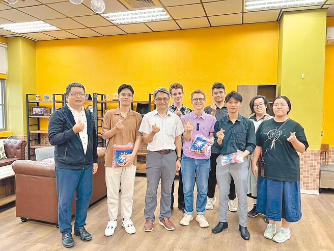 金門大學國際暨兩岸事務處的華語文中心，首度迎來4位獲得教育部華語文獎學金的學生到金門學習華語，校方也在學生抵校之後安排新生講習會，並提供課業及生活上之輔導及協助。（金門大學提供／于家麒金門傳真）