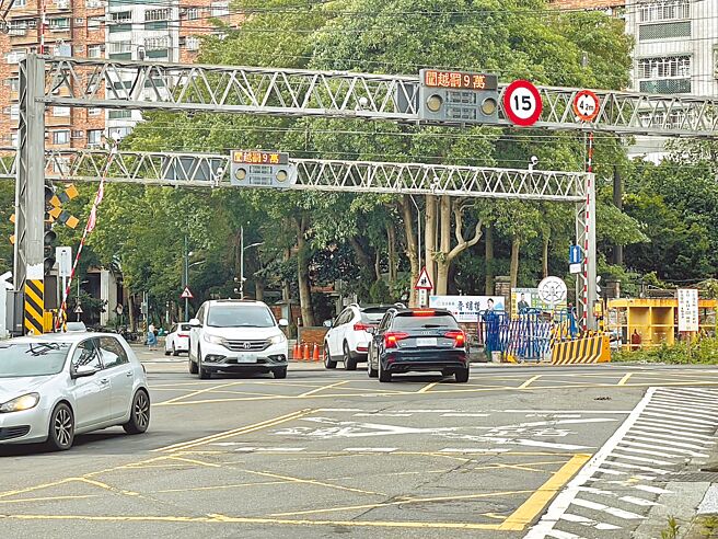 為配合鐵路地下化工程，桃園市中壢區永福路（自立新村平交道）道路10月6日起交維管制採單線雙向通行，地方憂心當地車流量大，交通恐大打結。（呂筱蟬攝）