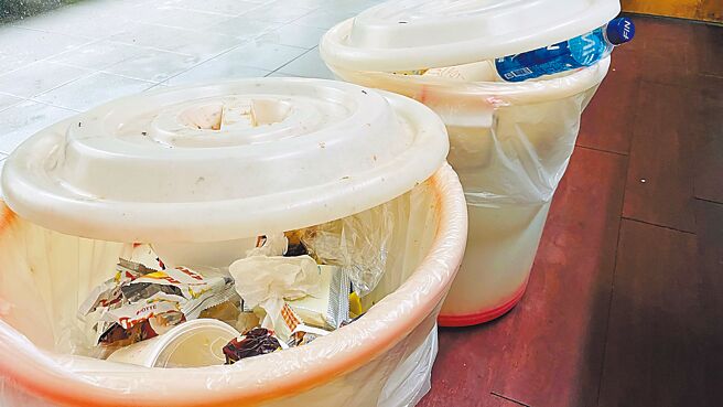 因应颱风山陀儿来袭，台东县连续3天停班停课，民眾家中垃圾堆积如山。（萧嘉蕙摄）