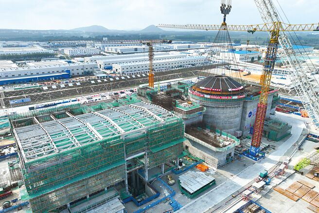 江苏徐圩一期工程等5个核电项目总投资2400多亿元人民币，且民营企业参股比例首次提高到10％。图为海南昌江核电厂。（新华社）