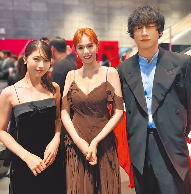 夏于乔（中）2日出席釜山影展化身追星族与日星有村架纯（左）、坂口健太郎一起合照。（牵猴子公司提供）