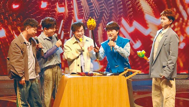 陈随意（左起）、许志豪、康康、陈孟贤、李子森为《综艺一级棒》5位男主持人，主持默契极佳。（中视提供）