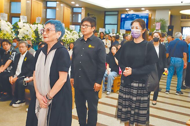 张小燕（左起）、胡瓜、丁柔安3日神情哀戚出席詹森雄告别式。（民视提供）