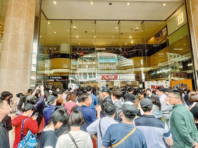 北部放颱风假，新光三越台北南西店3日仍吸引大批消费者排队等周年庆首日开檔。（吴奕萱摄）