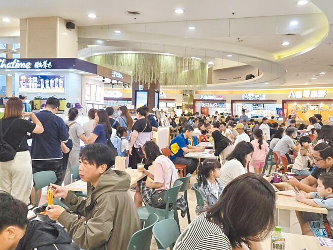 Global Mall美食街吸引不少家庭客到访。（Global Mall提供）