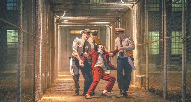 《小丑：雙重瘋狂》2日在台上映，首日全台票房累積超過1200萬元，顯示儘管颱風天也頗受觀眾青睞。（華納兄弟提供）