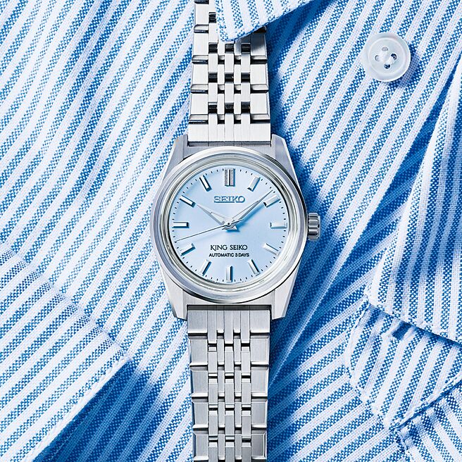 Seiko推出1950年年轻世代流行Ivy Style常春藤学院风King Seiko蓝面腕表，6万5000元。（Seiko提供）