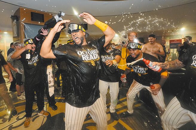 教士在外卡赛胜出后狂喷香槟庆祝。（美联社）