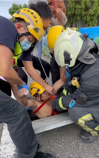 水沟无盖骑士不慎跌落 学忍者龟爬下水道受困