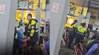 太蝦了！三峽男釣蝦場爛醉如泥 警察「連人帶椅」扛走