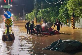 水淹金山 台大醫護搭橡皮艇返災區 原因太感人