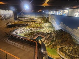 高雄哈瑪星鐵道館屋頂被吹掀 館內火車受損無限期閉館修復