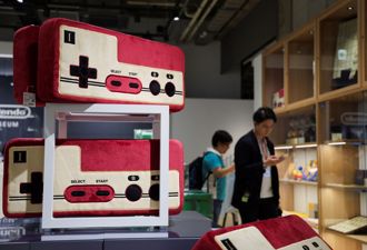 任天堂博物馆开幕！独售「超大手把抱枕」搭地铁画面网笑翻