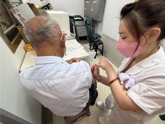 嘉義市公費疫苗開打 65歲以上接種新冠JN.1送百元禮券