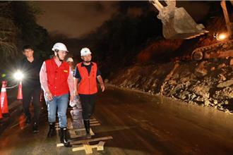 謝國樑再視察新豐街搶通進度 預計最快6日晚間可初步開通