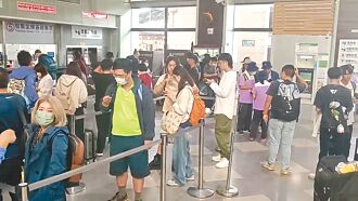 台东火车站、澎湖机场涌现旅客