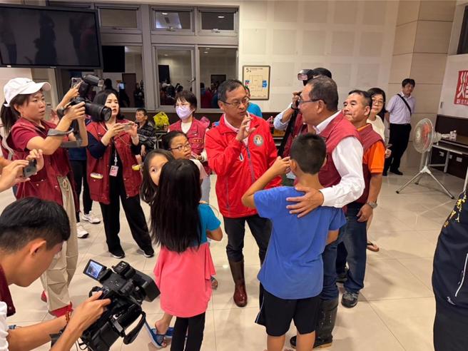 新北市长侯友宜4日夜间亲赴万里区视察豪雨灾情。（万里区公所提供）