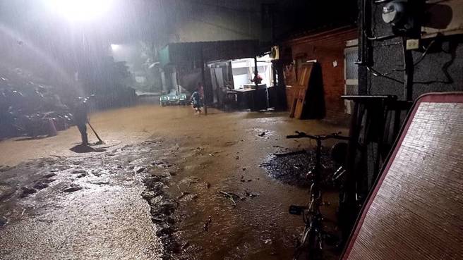北海岸降下超大豪雨，淡水也传出不少灾情，居民不满停班停课没包含淡水，纷纷到侯友宜脸书陈情。(图／警方提供)