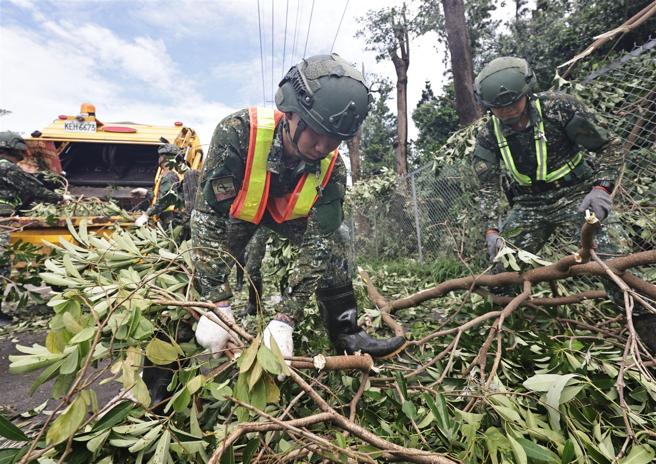 陸軍43砲指部砲2營官兵，配合清潔隊協助社區清除路障，搬運路樹以利道路暢通。（記者謝承宏攝）
