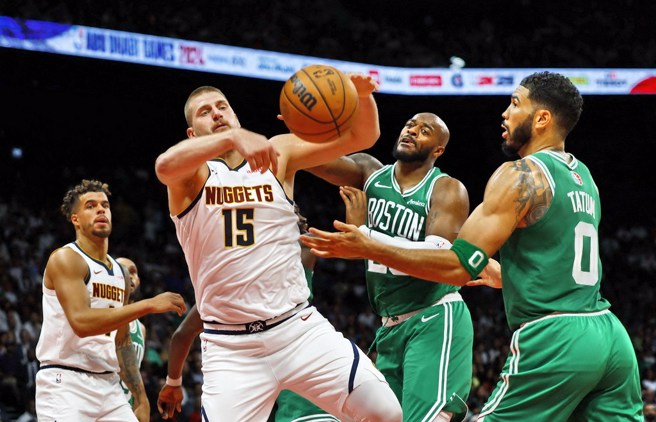 约基奇(中)跟塔图(右)在乱军当中争抢篮板球。(路透)