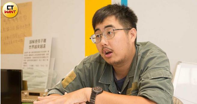 政大谘商所毕业的萧羣谕因为大学社会责任计画走进安康社区，进而开始与人们眼中的问题儿童接触，从而创办「微光盒子」。（图／黄威彬摄）