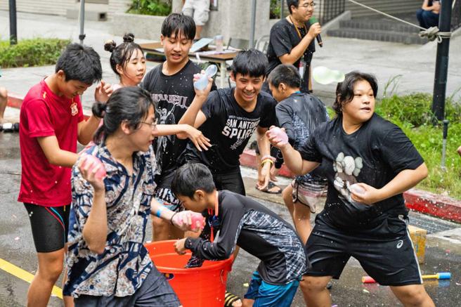 微光盒子打破过往社福团体多以课辅为主的辅导方式，改以陪伴在孩子身旁，提供遮风避雨的处所为主要服务。（图／翻摄自微光盒子脸书粉专）
