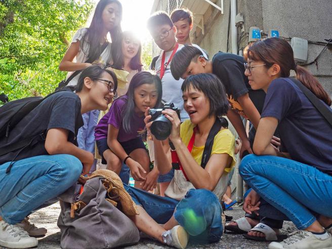微光盒子所做的不仅仅只是陪伴，同时也会在有限经费下，开设摄影等兴趣课程，让有兴趣的孩子也能接触相机、学习摄影。（图／翻摄自微光盒子脸书粉专）
