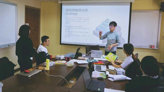 萧羣谕说，这群孩子光是活着就已拚尽全力，何谈要他们学会社会化、情绪稳定，微光所做的是陪伴，让他们也能有机会被爱一次。（图／翻摄自微光盒子脸书粉专）