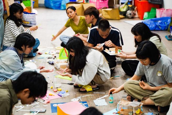 微光盒子创办人萧羣谕说，他想做的不只是社工，而是一个和孩子一起生活的人，让他们知道永远有个地方可以回来。（图／翻摄自微光盒子脸书粉专）