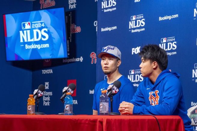 大都会投手千贺滉大(左)与翻译出席记者会。（美联社）