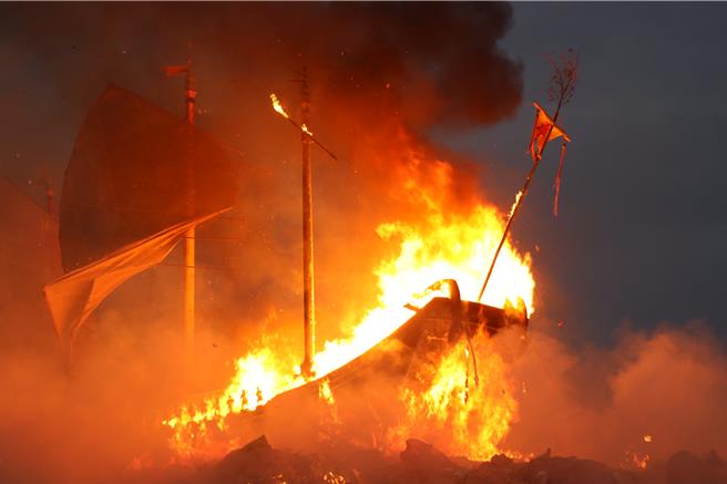 甲辰正科东港迎王平安祭典5日举行送王仪式，大批游客朝圣「烧王船」壮观画面，造价1200万的王船在熊熊火光中，载着千岁爷返回天庭，象徵将瘟疫灾祸一同带走。（谢佳潾摄）