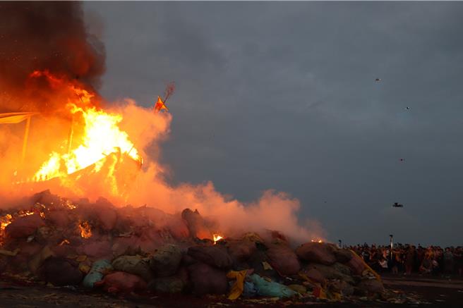 甲辰正科东港迎王平安祭典5日举行送王仪式，大批游客朝圣「烧王船」壮观画面，造价1200万的王船在熊熊火光中，载着千岁爷返回天庭，象徵将瘟疫灾祸一同带走。（谢佳潾摄）