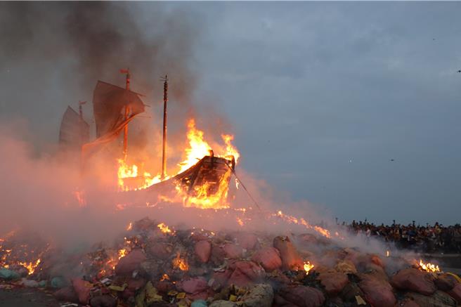 甲辰正科东港迎王平安祭典5日举行送王仪式，大批游客朝圣「烧王船」壮观画面，造价1200万的王船在熊熊火光中，载着千岁爷返回天庭，象徵将瘟疫灾祸一同带走。（谢佳潾摄）