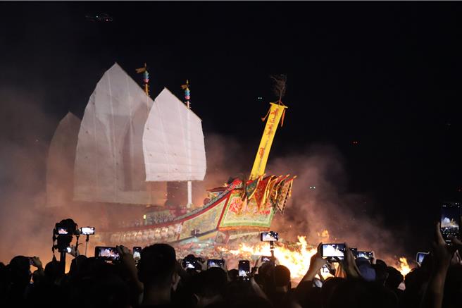 甲辰正科东港迎王平安祭典5日举行送王仪式，大批游客朝圣「烧王船」壮观画面，造价1200万的王船在熊熊火光中，载着千岁爷返回天庭，象徵将瘟疫灾祸一同带走。（谢佳潾摄）
