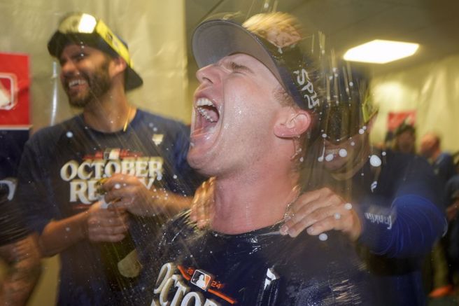 大都會在外卡賽淘汰釀酒人，阿隆索與隊友慶功。（美聯社資料照）