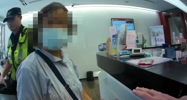 朋友聚會時推薦投資股票，對方還說「不要跟警察講太多」，機智警秒戳破詐術，幫林婦保住血汗錢。（翻攝畫面）