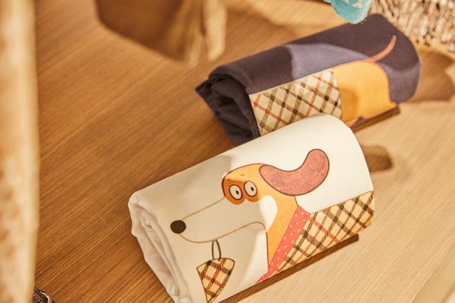 DAKS 慶祝品牌創立130週年，和插畫家Slowboy合作。（DAKS提供）