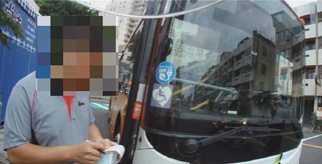 中市公车大执法，颱风天清晨1部公车行驶文心路内侧车道欲左转昌平路时，未等左转灯号径行违规左转，中市警五分局员警紧追开单。（中市警五分局提供／冯惠宜台中传真）