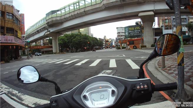 中市公车大执法，颱风天清晨1部公车行驶文心路内侧车道欲左转昌平路时，未等左转灯号径行违规左转，中市警五分局员警紧追开单。（中市警五分局提供／冯惠宜台中传真）