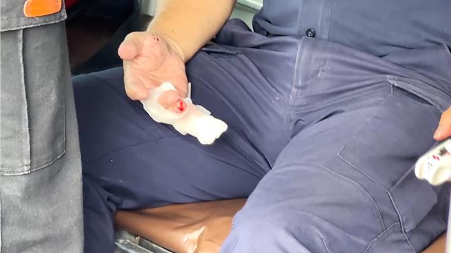 台东航警保养枪枝不慎击发子弹，击伤右手小拇指。（读者提供／萧嘉蕙台东传真）