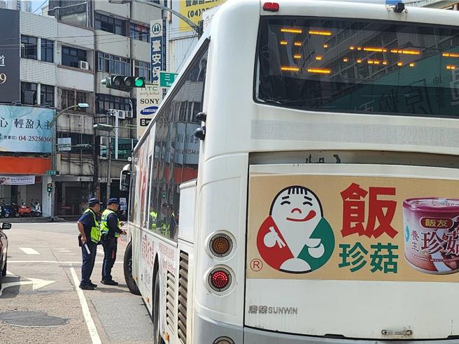 豐原警分局5日指出，路口的公車匯流點為車流匯集、轉換方向之處，容易發生事故與混亂，即日起派員強力執法，進行違規取締。（豐原警分局提供／張妍溱台中傳真）