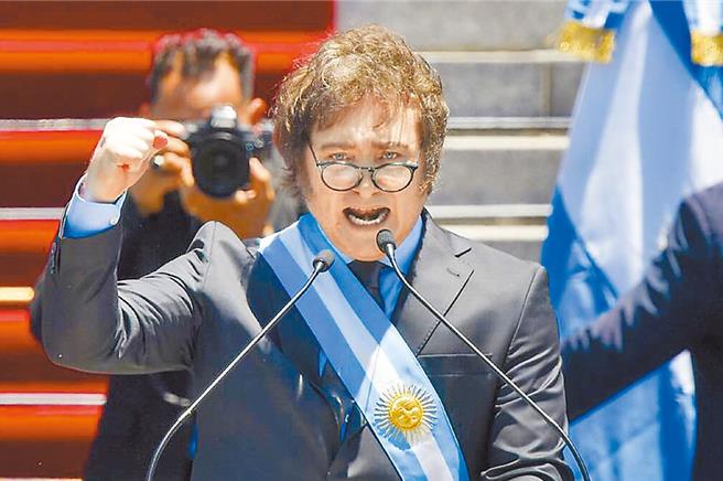 阿根廷总统米雷伊自曝将于明年1月访中。港媒援引分析称，可能是因为对美国恼火，米雷伊最新表态与其过往言论形成鲜明对比。（美联社资料照）