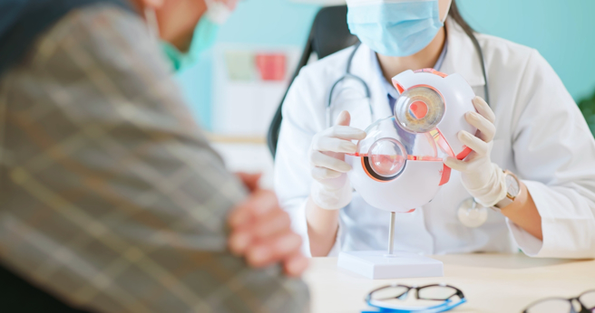 白內障為長者常見視力殺手，根據統計，台灣50歲以上人口中，高達6成患有此眼疾。（示意圖：shutterstock／達志）