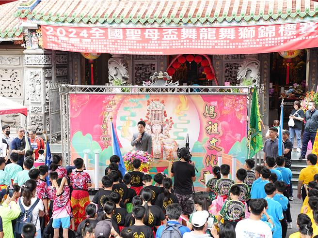 台北市長蔣萬安致詞時大讚關渡宮是宮廟表率，光去年就捐出4000萬元做公益。（黃敬文攝）