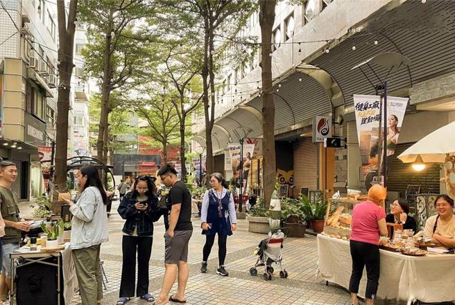 延续去年的「爵对植感户外派对」，今年10月精明一街商圈推出「爵对植感--秋季赶集趣」活动。图／业者提供